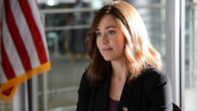 Megan Boone sebagai Elizabeth ingin duduk di meja di pilot untuk daftar hitam