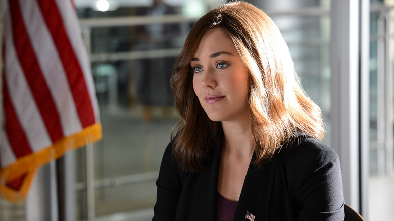 Megan Boone sebagai Elizabeth ingin duduk di meja di pilot untuk daftar hitam