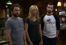 Charlie (Charlie Day), Dee (Kaitlin Olson), dan Mac (Rob McElhenney) yang terlihat prihatin dengan itu selalu cerah di Philadelphia