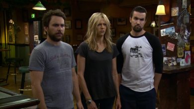 Charlie (Charlie Day), Dee (Kaitlin Olson), dan Mac (Rob McElhenney) yang terlihat prihatin dengan itu selalu cerah di Philadelphia