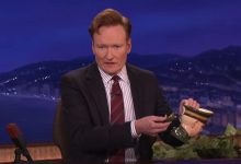 Conan O'Brien duduk di mejanya