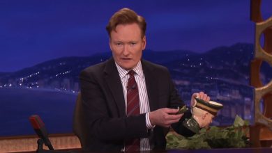 Conan O'Brien duduk di mejanya