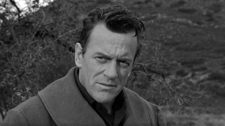 Marshall Dillon terlihat khawatir di Gunsmoke