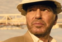 Billy Bob Thornton sebagai Tommy Norris mengenakan topi keras di Landman