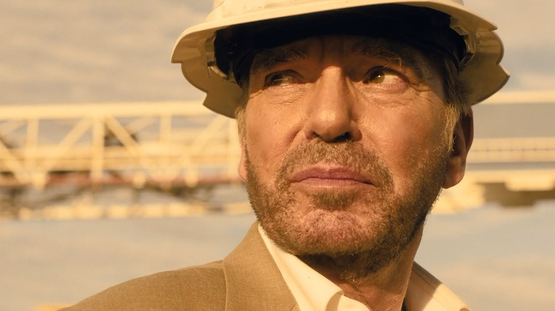 Billy Bob Thornton sebagai Tommy Norris mengenakan topi keras di Landman