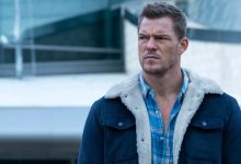 Alan Ritchson sebagai Hank Hall yang tampak suram di Titans