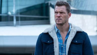 Alan Ritchson sebagai Hank Hall yang tampak suram di Titans