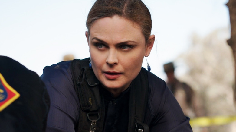 Temperance Emily Deschanel Brennan melihat ke kanannya selama kunjungan ke tempat kejadian di Bones