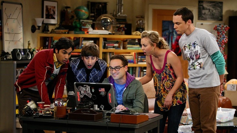 Raj Howard Penny dan Sheldon berkumpul di sekitar komputer Leonard di Teori Big Bang