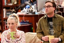 Penny di sofa dan Leonard duduk di lengan memegang cangkir kopi di Teori Big Bang