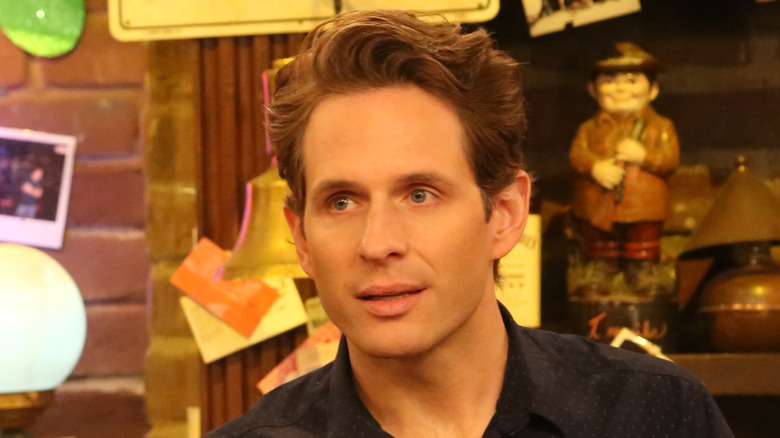 Glenn Howerton sebagai Dennis tampak tertarik