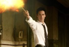 John Constantine menggunakan tongkat ajaib di Constantine.