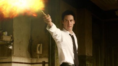 John Constantine menggunakan tongkat ajaib di Constantine.