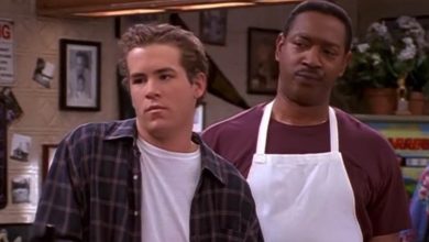 Ryan Reynolds dan Julius Carry tampak kesal seperti Berk dan Bill dalam dua pria, seorang gadis dan tempat pizza