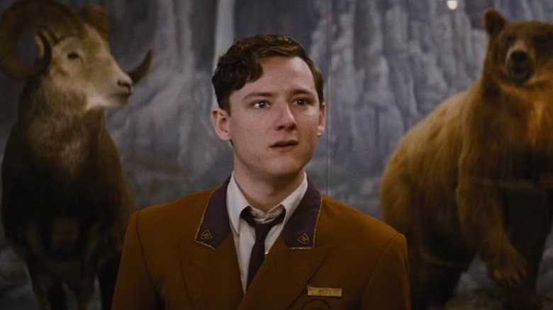 Lewis Pullman Miles Miller Mengenakan Seragam Hotel di Masa Buruk di El Royale