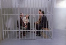George, Elaine, Kramer, dan Jerry, duduk di sel penjara di Seinfeld.