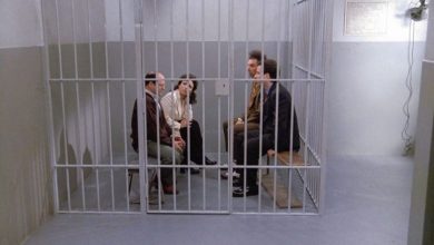 George, Elaine, Kramer, dan Jerry, duduk di sel penjara di Seinfeld.