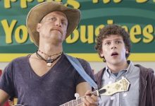 Tallahassee (Woody Harrelson) dan Columbus (Jesse Eisenberg) berdiri bersama