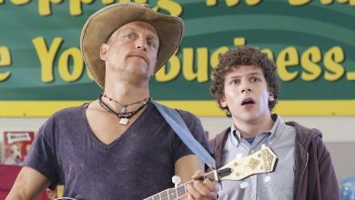 Tallahassee (Woody Harrelson) dan Columbus (Jesse Eisenberg) berdiri bersama