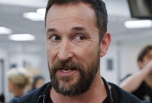 Dr. Michael Robinavitch dari Noah Wyle melihat ke samping di Pitt