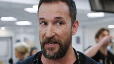 Dr. Michael Robinavitch dari Noah Wyle melihat ke samping di Pitt