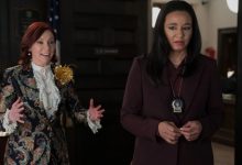 (LR): Carrie Preston sebagai Elsbeth Tascioni dan Carra Patterson sebagai Kaya Blanke di CBS '' Elsbeth '
