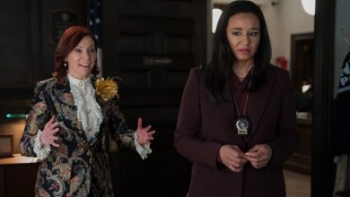 (LR): Carrie Preston sebagai Elsbeth Tascioni dan Carra Patterson sebagai Kaya Blanke di CBS '' Elsbeth '