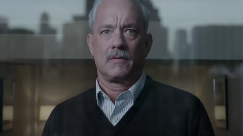 Tom Hanks 'Sully Sullenberger tampak bingung di Sully
