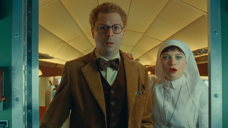 Michael Cera sebagai Bjorn dan Mia Threapleton sebagai Liesl dalam Skema Phoenician dari Direktur Anderson