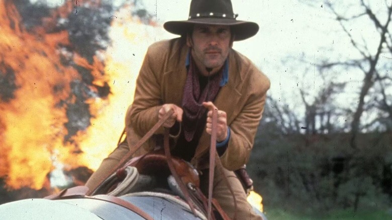 Kabupaten Brisco, Jr. Berkendara dari ledakan Brisco County, Jr dan Lord Bowler diikat ke rel