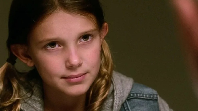 Rachel Barnes dari Millie Bobby Brown-Bongiovi terlihat dengan intens di seberang meja wawancara di NCIS
