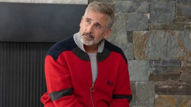 Steve Carell terlihat nyaman dengan sweter merah seperti Randall Garrett di Mountehead