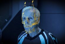 James Cameron mandi dengan cahaya biru dengan desain tengkorak di wajahnya
