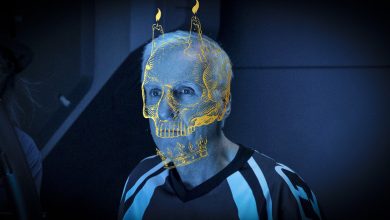 James Cameron mandi dengan cahaya biru dengan desain tengkorak di wajahnya