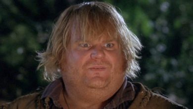 Chris Farley sebagai Bartholomew Hunt Aglow di depan api unggun di Hampir Pahlawan