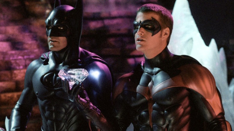 Robin memegang berlian saat Batman terlihat di Batman & Robin
