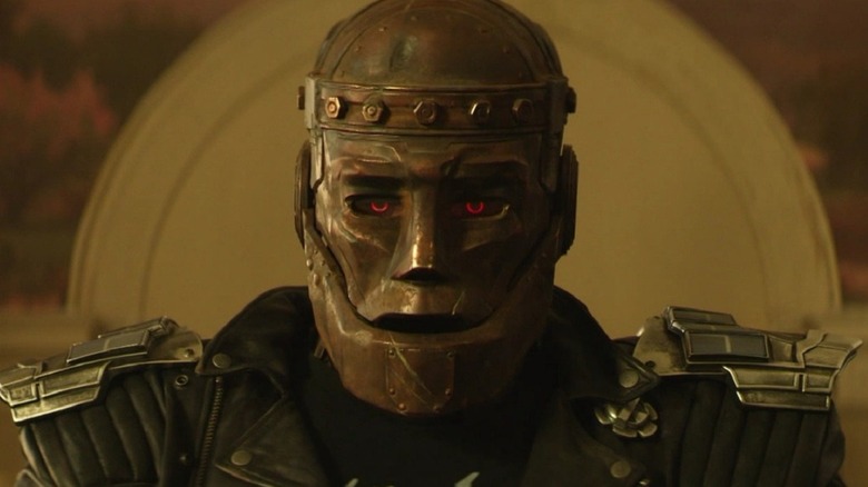 Brendan Fraser dan Riley Shanahan sebagai Robotman dengan Mata Merah Patroli Doom