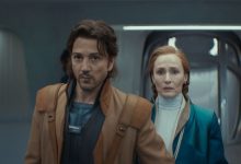 Diego Luna sebagai Cassian Andor Melindungi Genevieve O'Reilly sebagai Mon Mothma di Episode Andor Musim 2 Selamat Datang di Pemberontakan
