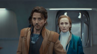 Diego Luna sebagai Cassian Andor Melindungi Genevieve O'Reilly sebagai Mon Mothma di Episode Andor Musim 2 Selamat Datang di Pemberontakan