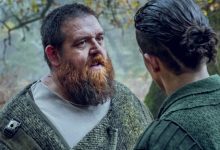 Nick Frost sebagai Bajie berbicara dengan seseorang di ke lahan badut