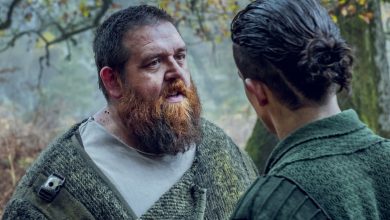 Nick Frost sebagai Bajie berbicara dengan seseorang di ke lahan badut