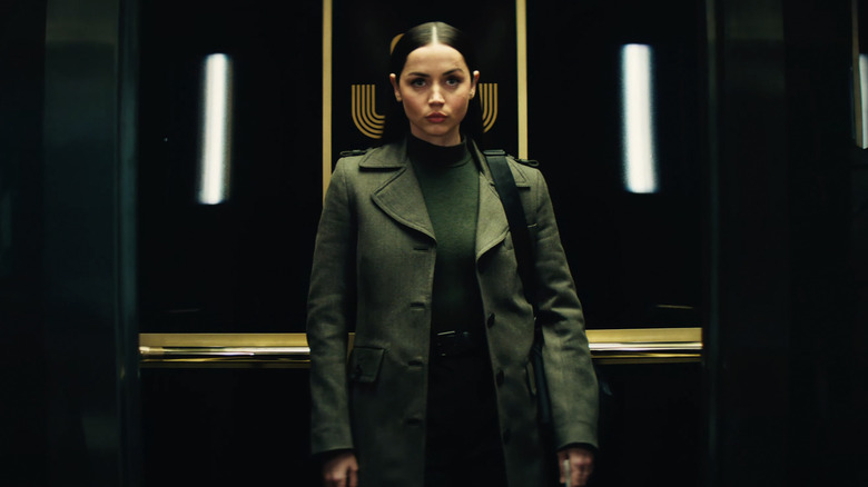 Ana de Armas sebagai Hawa berdiri di lift sendirian di balerina