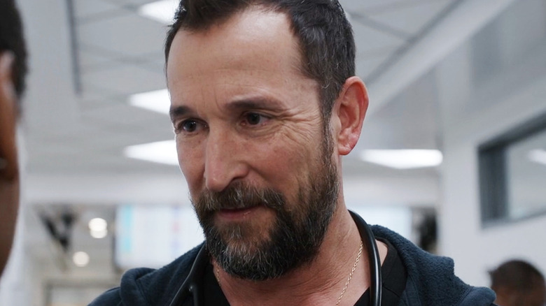Noah Wyle As Dr Michael Robinavitch Melihat seseorang di luar layar di Pitt