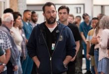 Noah Wyle sebagai Dr. Robby di tengah kerumunan di Pitt