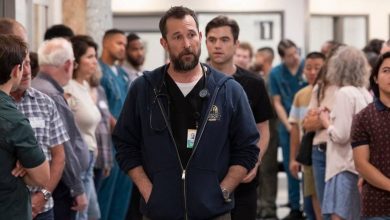 Noah Wyle sebagai Dr. Robby di tengah kerumunan di Pitt