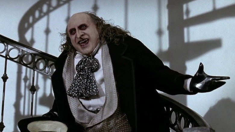 Penguin Danny Devito semuanya berpakaian untuk menjadi walikota Gotham di Batman Returns.