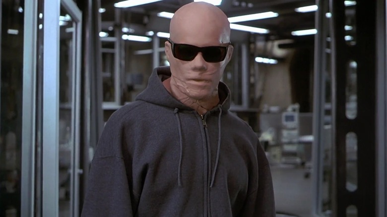 Kevin Bacon in Hollow Man mengenakan nuansa