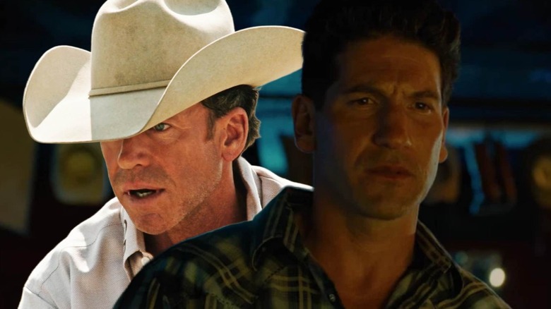 Taylor Sheridan mengenakan topi di belakang Jon Bernthal dengan kemeja kotak -kotak
