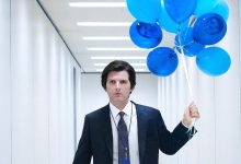 Adam Scott sebagai Mark S. dengan balon biru di Severance