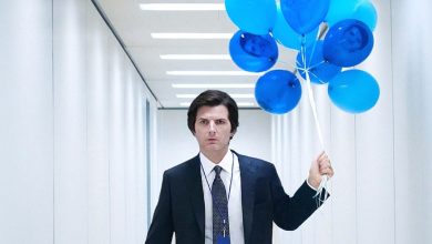 Adam Scott sebagai Mark S. dengan balon biru di Severance